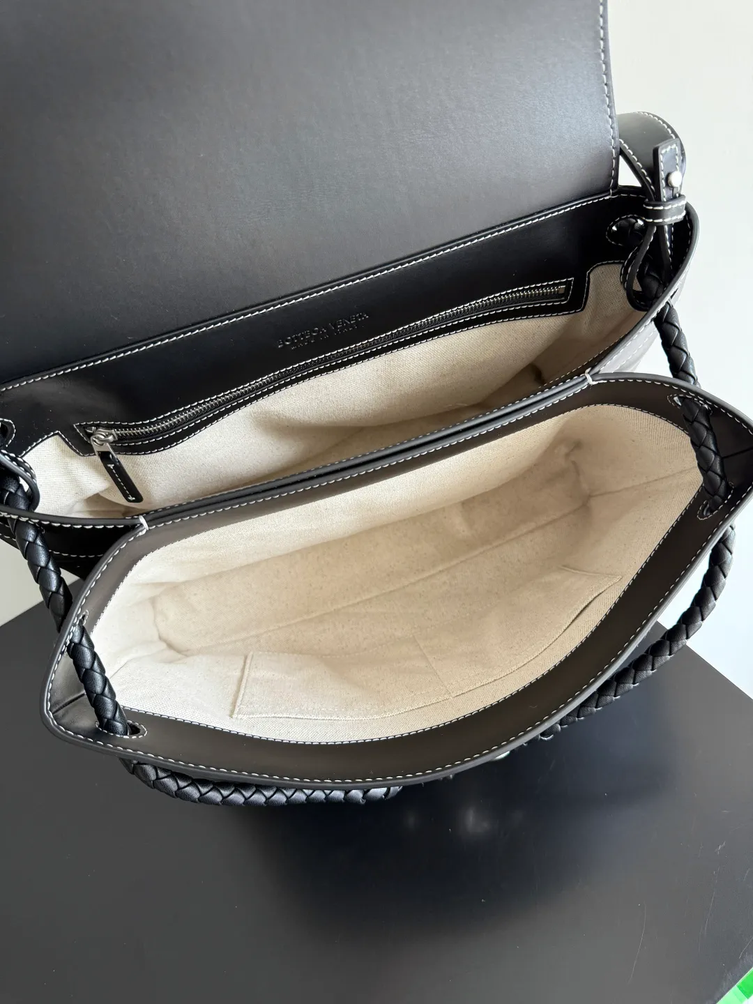 Batch 2460 BOTTEGA VENETA 2025 new men's ANDIAMO backpack Bottega Veneta's main recommendation is undoubtedly Andiamo. The first new favorite of 2025 is a men's splayed buckle bag. It can be seen that the designer has used many small ideas. The detachable cross-body strap is very convenient for elite office workers to carry their work diary. Reduce the burden on your hands when carrying office supplies. The interior is divided into two large compartments and a small zippered compartment. Unlike the women's model, the compartments here are not detachable. The fixed large single layer also makes it easier to pack lightly when going out to work and avoids the accumulation of too many small items. Style number: 807715 (full leather) Size: 37*26*13cm
